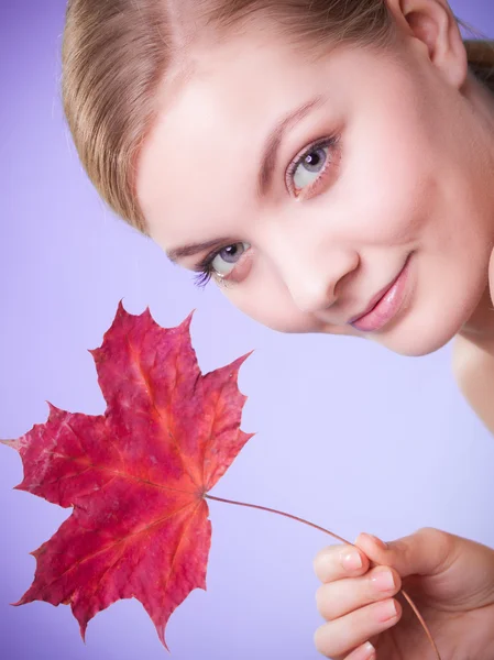 Young woman with maple leaf — Stock Photo, Image