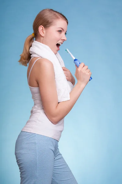 Chica cantando a cepillo de dientes — Foto de Stock