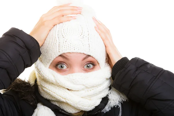 Chica cubriendo la cara con bufanda —  Fotos de Stock
