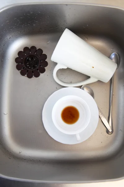 Посуд і чашки в кухонній мисці — стокове фото