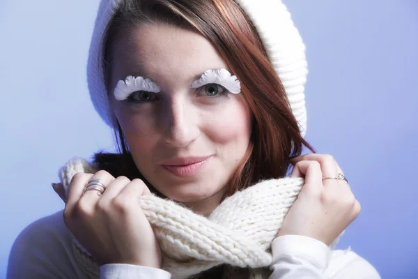 Mooie vrouw in warme kleding — Stockfoto