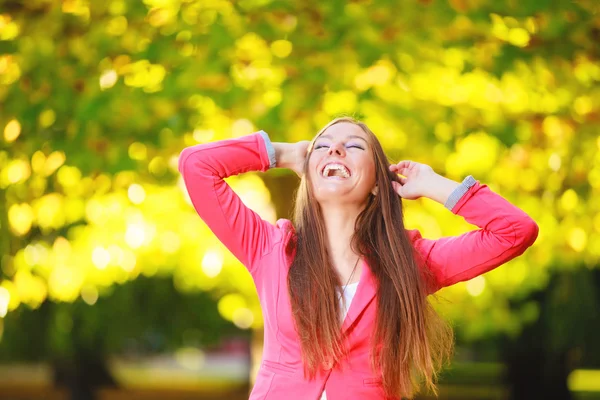 Mulher rindo no parque outonal — Fotografia de Stock