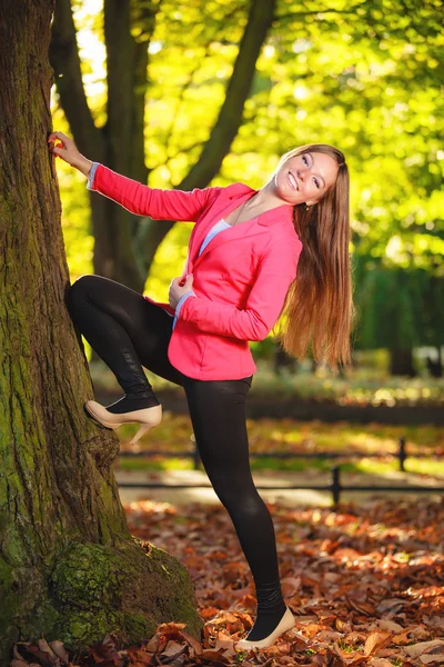 Femme dans le parc automnal — Photo