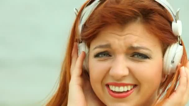 Mujer en la playa escuchando música — Vídeos de Stock