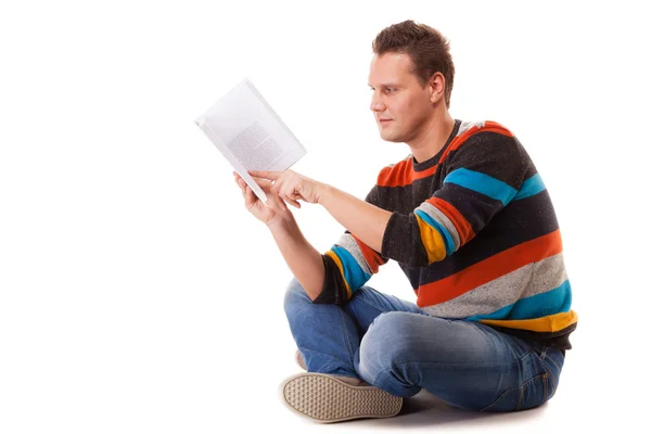 Manlig student läsa en bok — Stockfoto