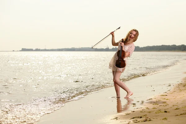 Chica con violín en la playa — Foto de Stock