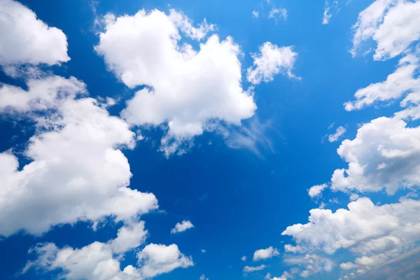 Ciel bleu avec nuages — Photo