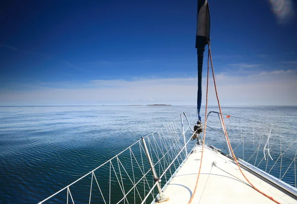 Jacht segelt im blauen Meer — Stockfoto