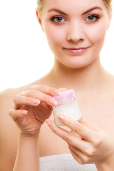 Ragazza che applica crema idratante — Foto Stock