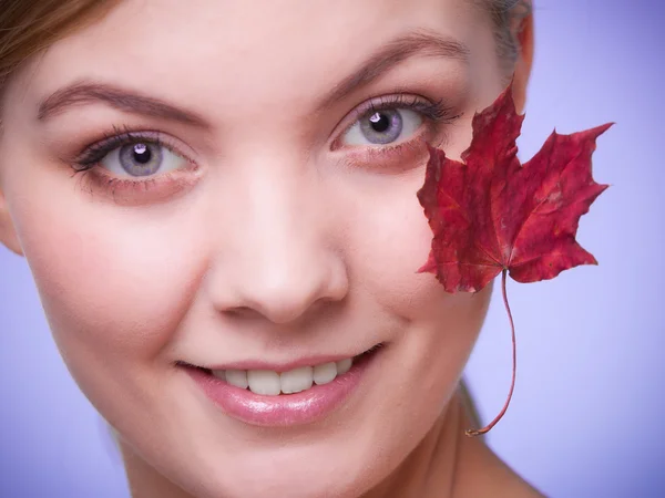 Young woman with maple leaf — Stock Photo, Image