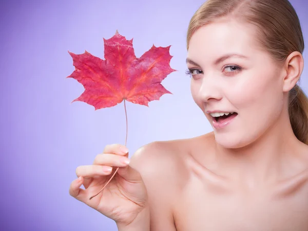 Young woman with maple leaf — Stock Photo, Image