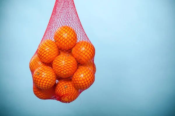 Verse sinaasappelen vruchten in gaas — Stockfoto