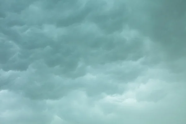 Nubes tormentosas en el cielo — Foto de Stock