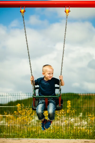 Junge hat Spaß auf Schaukel — Stockfoto