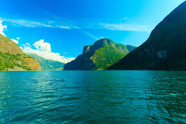 Dağlar ve Norveç Fiyordu — Stok fotoğraf