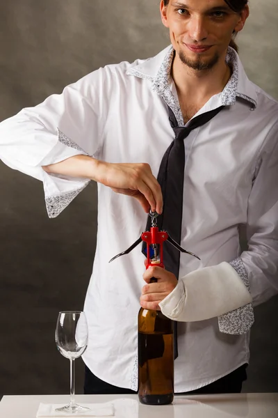 Человек открывает бутылку вина — стоковое фото