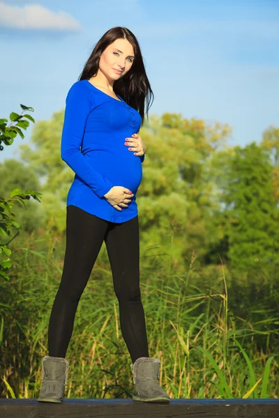 享受生活在大自然中的怀孕妇女 — 图库照片