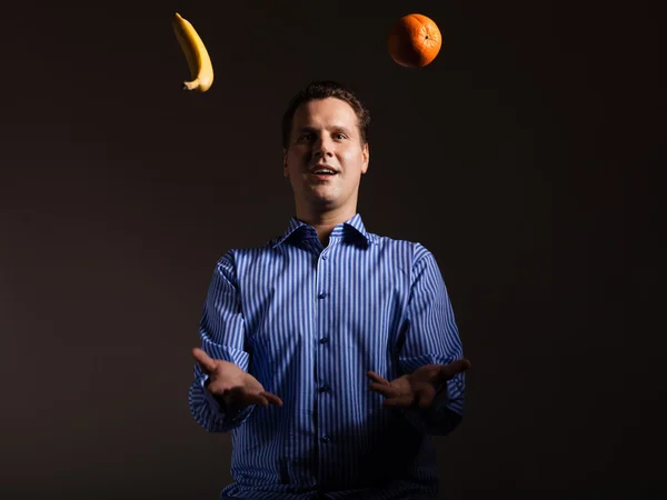 열 대 과일로 저글링 하는 사람 — 스톡 사진