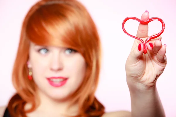 Menina segurando símbolo coração vermelho — Fotografia de Stock