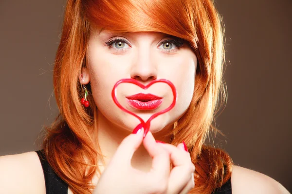 Ragazza con simbolo del cuore rosso — Foto Stock