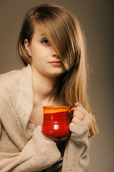 Dívka hospodářství šálek čaje — Stock fotografie