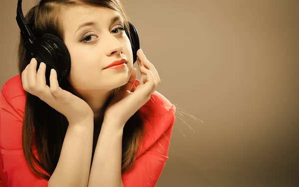 Sonriente chica joven en los auriculares —  Fotos de Stock