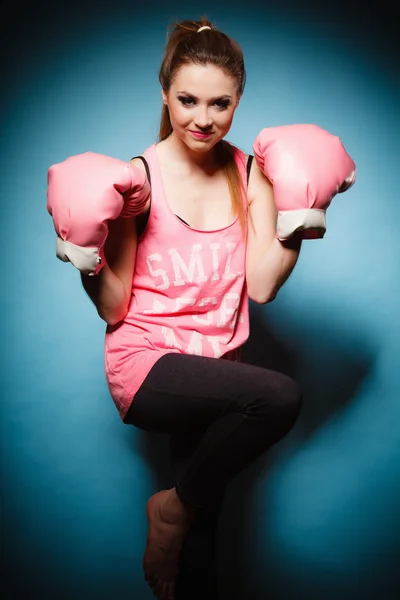 Mulher boxer vestindo luvas grandes — Fotografia de Stock