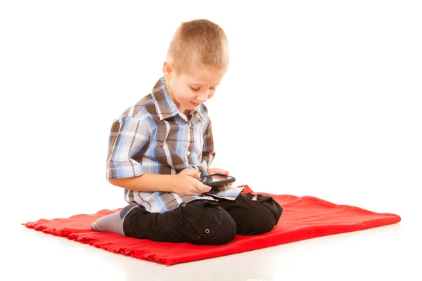 เด็กชายเล่นเกมบนสมาร์ทโฟน — ภาพถ่ายสต็อก