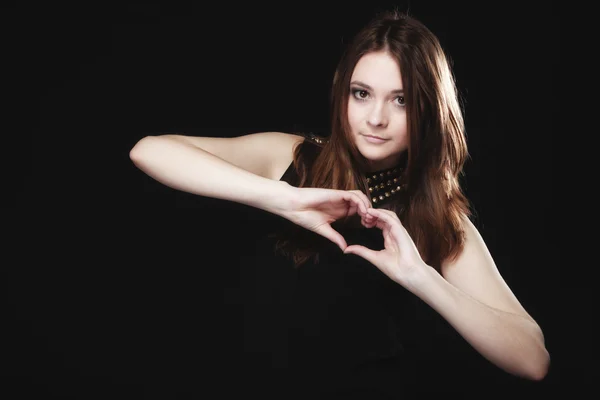 Mujer haciendo símbolo de forma de corazón — Foto de Stock