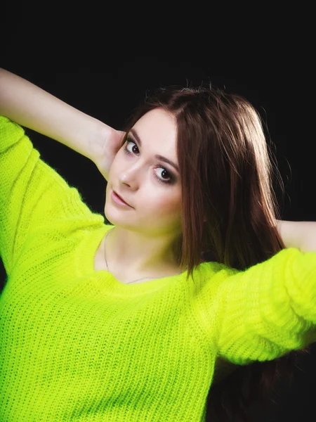 Bella donna in maglione di colore vivido — Foto Stock