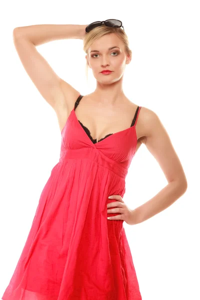Modische Frau im roten Kleid — Stockfoto