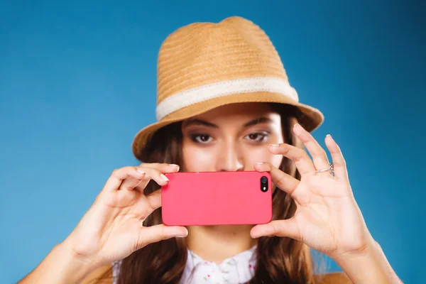 Mujer tomando auto foto con teléfono inteligente — Foto de Stock