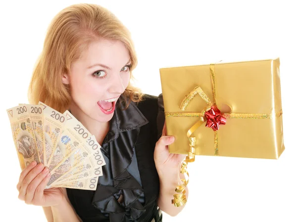 Donna con confezione regalo e banconota — Foto Stock