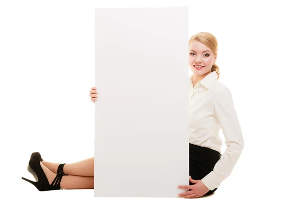 Empresária mostrando banner em branco — Fotografia de Stock