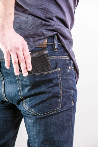 Άνθρωπος λήψη πορτοφόλι έξω στην πίσω τσέπη — Φωτογραφία Αρχείου