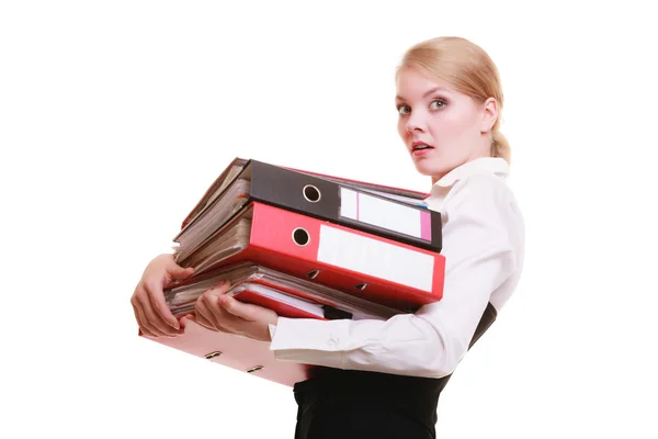 Femme d'affaires portant une pile de documents — Photo