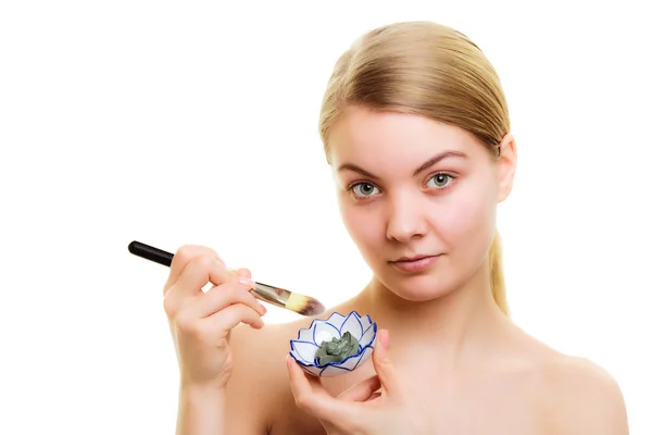 Mujer aplicando mascarilla de barro —  Fotos de Stock