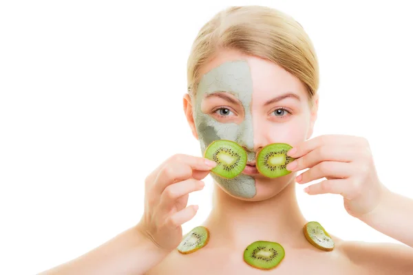 Kvinna i lera mask med kiwi — Stockfoto