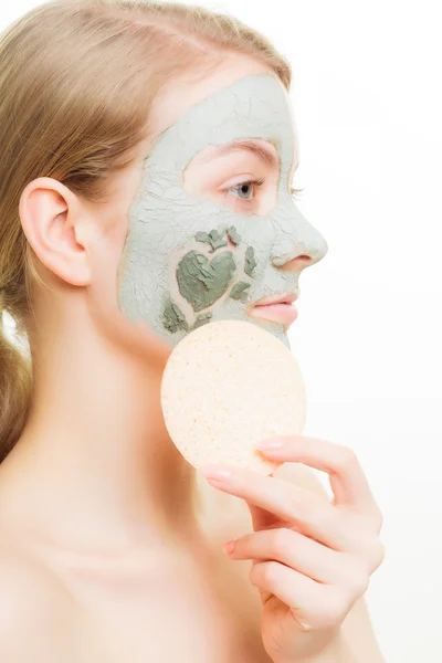 Kvinna att ta bort lera lera ansiktsmask — Stockfoto