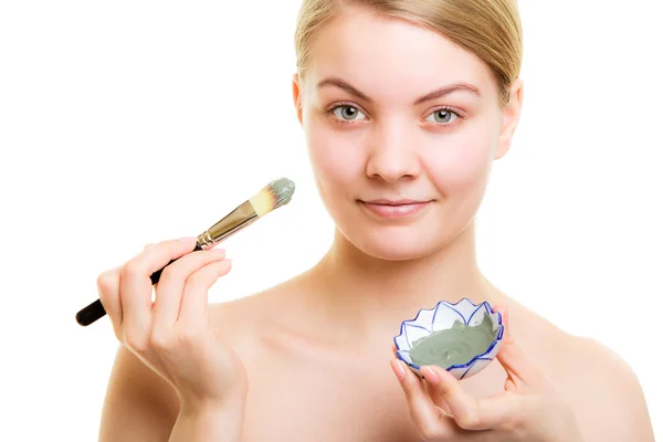 Mujer aplicando mascarilla de barro — Foto de Stock