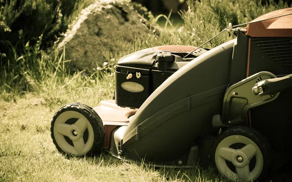 Mowing green lawn with lawnmower — Stock Photo, Image