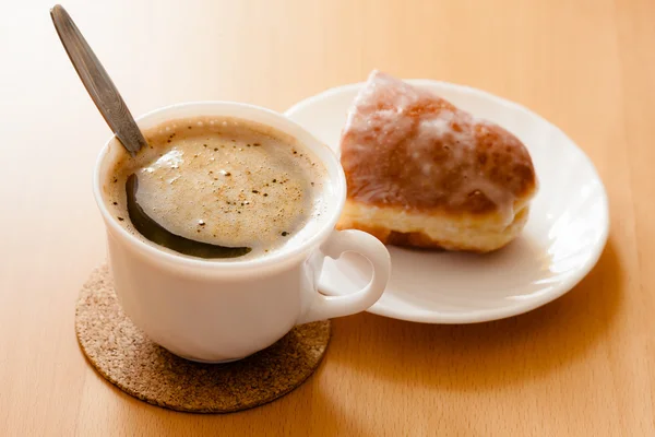 Kopje koffie en broodje — Stockfoto