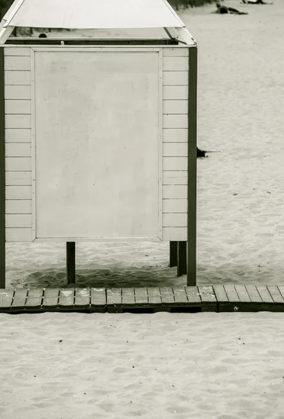 ビーチで白いドレッシング キャビン — ストック写真