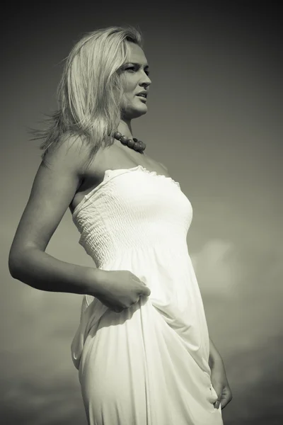 Frumos blonda fata pe plaja — Fotografie, imagine de stoc