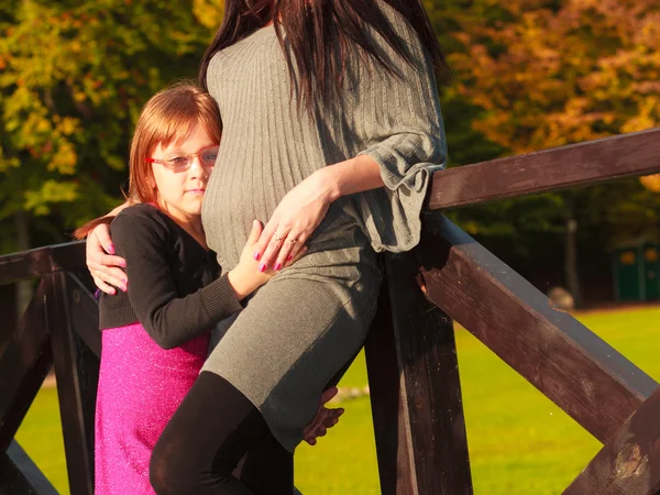 Mulher grávida com filha no parque — Fotografia de Stock