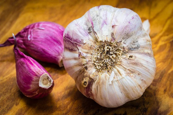 Organische knoflook op houten tafel — Stockfoto