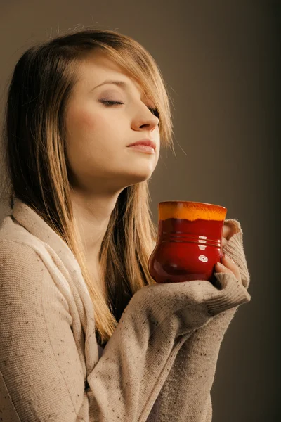 Girl holding cup of tea — Stock Photo, Image