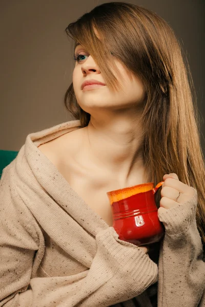 Mädchen mit einer Tasse Tee — Stockfoto