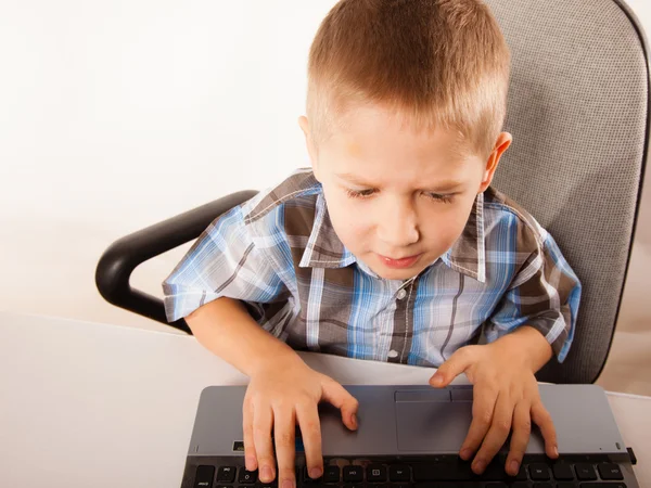 笔记本电脑的小男孩 — 图库照片