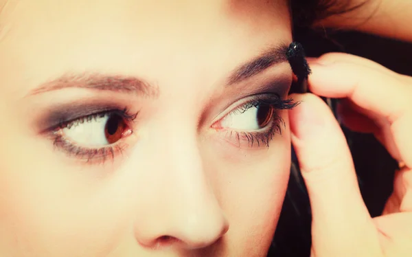 Mujer usando cepillo de maquillaje — Foto de Stock